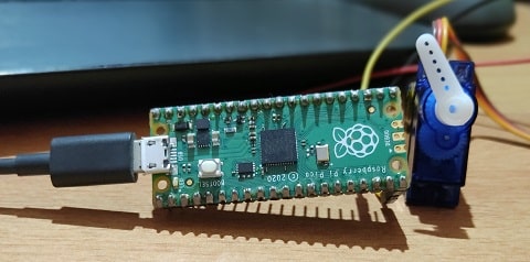 Controlling a servo motor using Raspberry Pi Pico